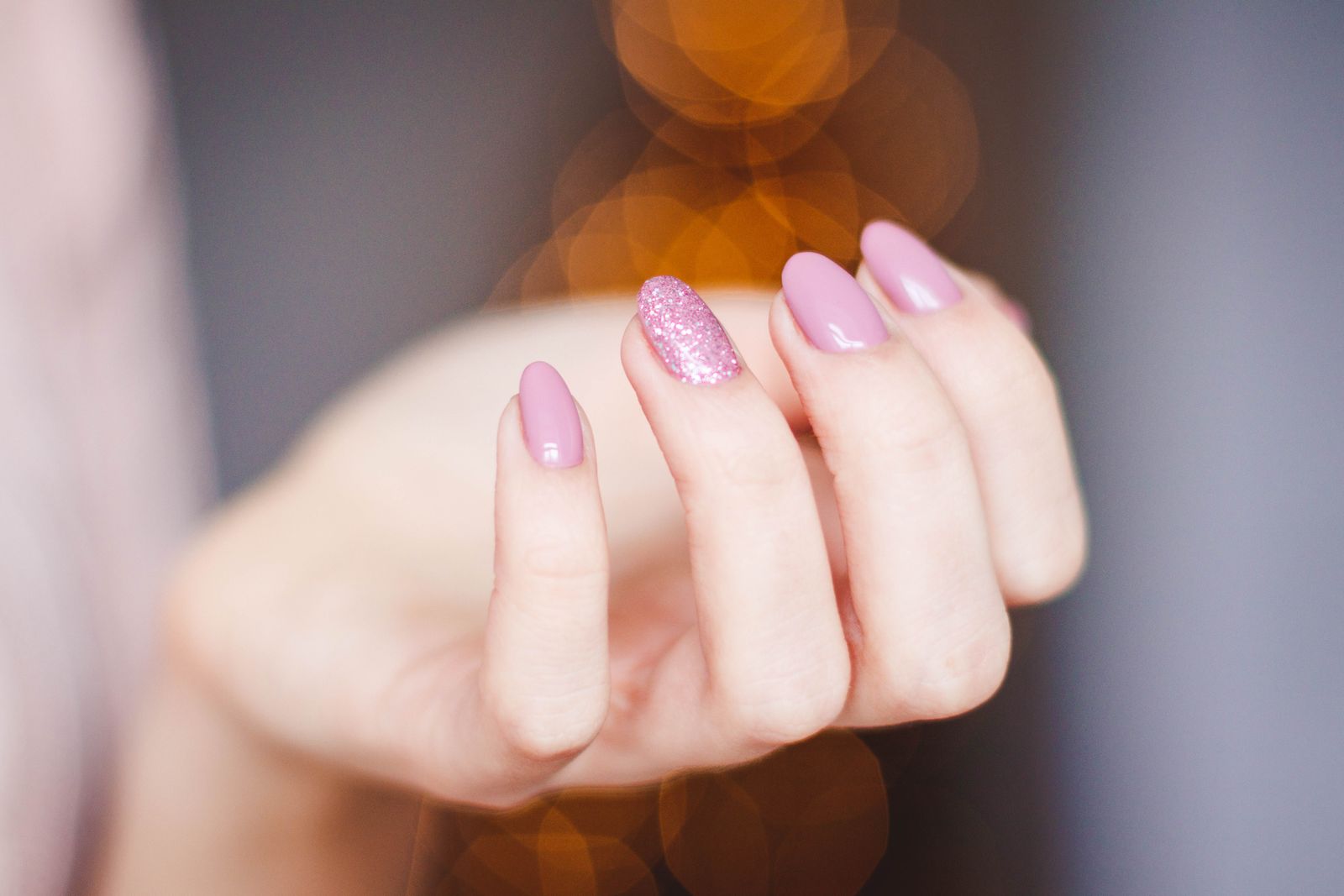 Onglerie — pose de vernis rose nude