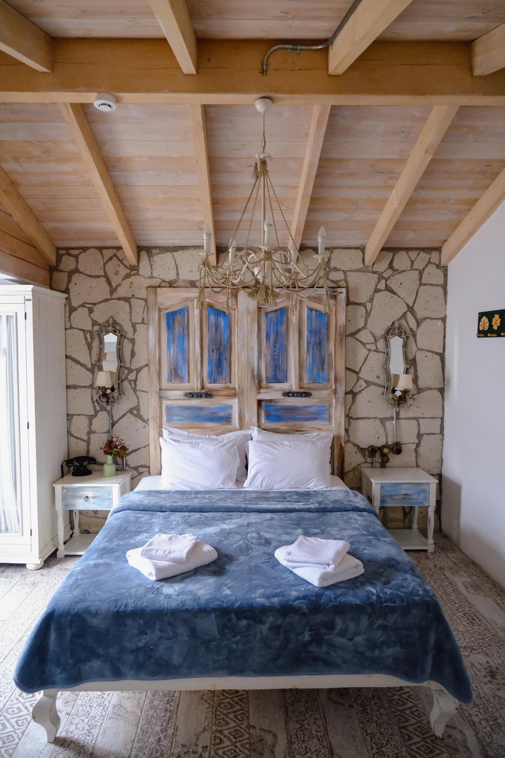 Chambre provençale avec poutres et pierre