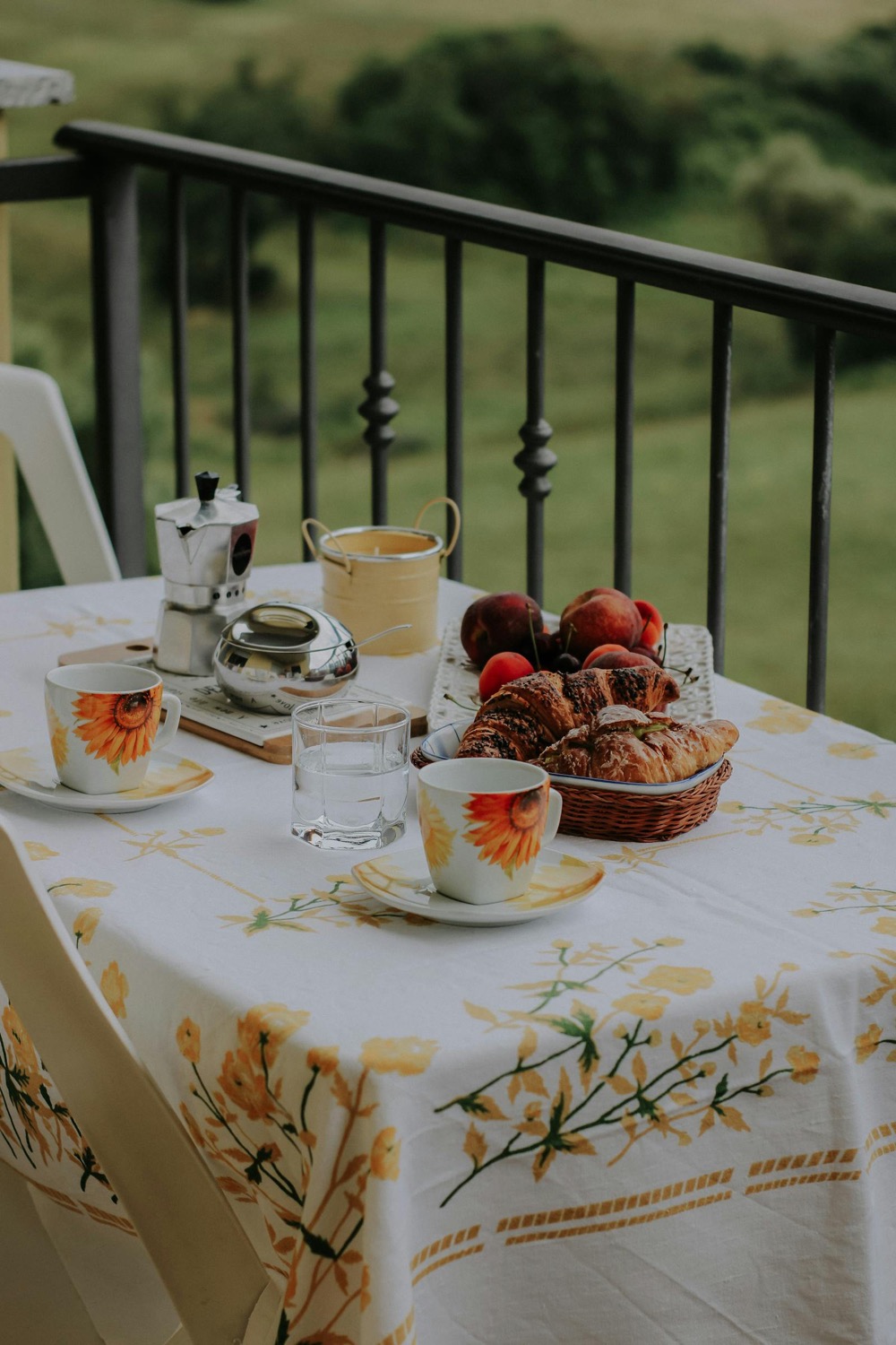 Petit-déjeuner servi en terrasse face aux collines